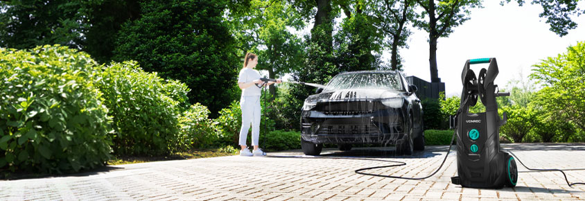 žena čistí auto vysokotlakým čističem VONROC V25