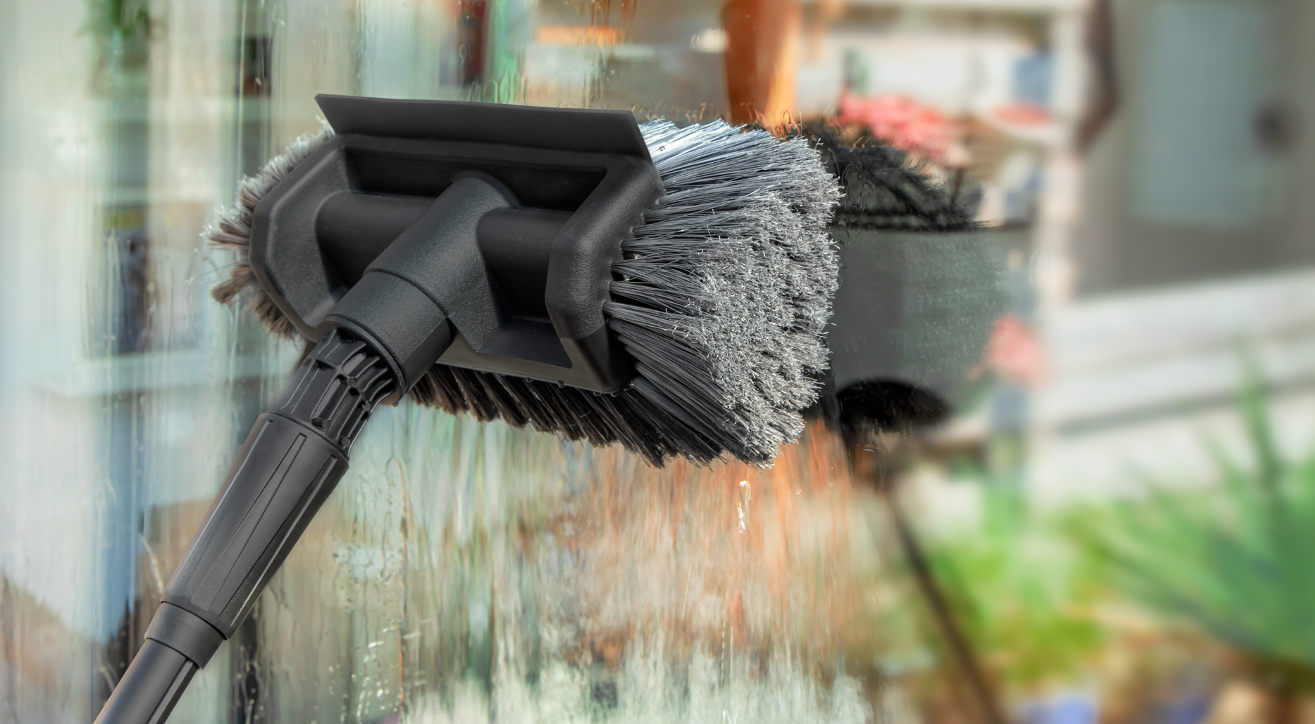 Čištění oken pomocí kartáče VONROC.