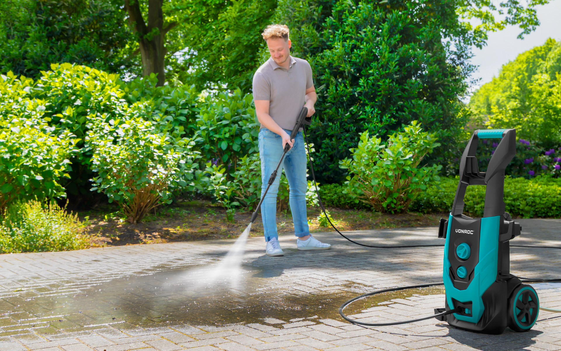 čištění příjezdové cesty vysokotlakým čističem